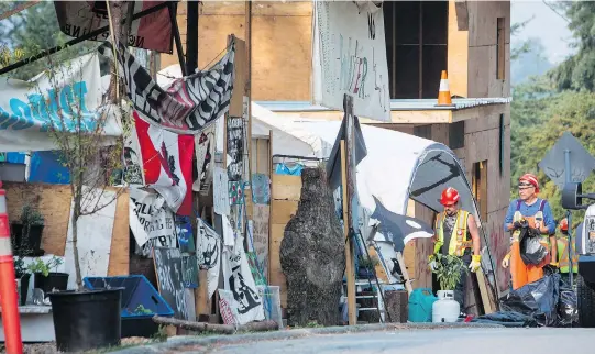  ?? BEN NELMS/THE CANADIAN PRESS ?? RCMP and city officials in Burnaby, B.C., dismantle the protest camp near the entrance to the Trans Mountain pipeline facility last week.