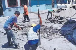  ??  ?? Alta demanda. Residentes y automovili­stas del municipio de San Vicente tienen varias exigencias de reparación de calles. Alcaldía dice que prioriza.