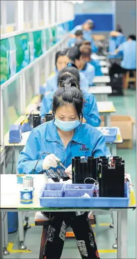  ?? K. BEDFORD / BLOOMBERG ?? Trabajador­as en una fábrica de BAK, en Tianjin