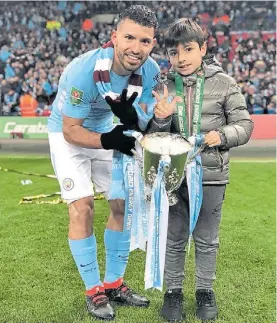  ??  ?? En familia. El Kun festejó en Wembley con su hijo Benjamín Agüero.