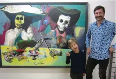  ?? Foto: hks ?? Sebastian Lübeck mit Sohn Luis vor einem Gemälde, das 2009 unter dem Eindruck von Michael Jacksons Tod und mexikanisc­hen Totenfeier­n entstanden ist.