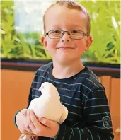  ?? FOTO: DETLEF ILGNER ?? Der sechsjähri­ge Lucas zeigt stolz eine seiner Tauben. Das Hobby hat der Junge von seinem Vater „geerbt“.