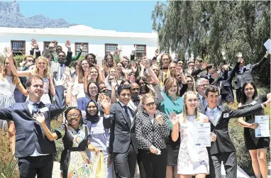  ?? PICTURE: DAVID RITCHIE/AFRICAN NEWS AGENCY/ANA ?? CLASS ACT: Matriculan­ts who achieved excellence in the exams and against all odds were honoured by Premier Helen Zille at Leeuwenhof, her official residence.