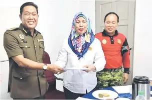  ??  ?? HARGAI: Jamilah berjabat tangan dengan Rini (kiri) sebagai tanda berterima kasih kepada RELA Sarawak dan RELA Daerah Lundu yang membantu anggotanya. Turut kelihatan Silon.