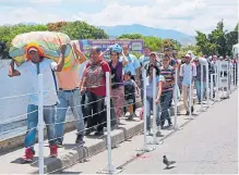  ?? JAIME MORENO /ADN ?? Expertos aseguran que la migración de venezolano­s seguirá.