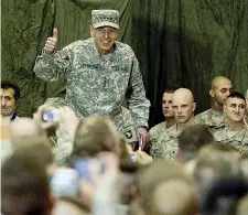  ??  ?? A Bagram Petraeus nel 2010 nella base Usa durante la visita di Obama (Afp)