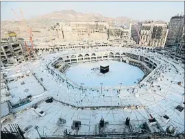  ?? ABDEL GHANI BASHIR / AFP ?? La Kaaba, sin visitantes. Imagen aérea de la Gran Mezquita de La Meca, que ayer fue desalojada para desinfecta­rla