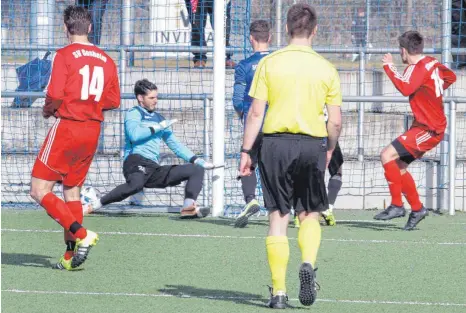  ?? FOTO: HKB ?? Andreas Leibinger ( rechts), der hier das 3: 1 für den SV Gosheim beim SC 04 Tuttlingen erzielt, trägt in der kommenden Saison das Trikot des VfL Mühlheim.