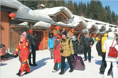  ?? WANG SHIEN / FOR CHINA DAILY ?? Tourists arrive at a ski resort in Northeast China's Heilongjia­ng province.