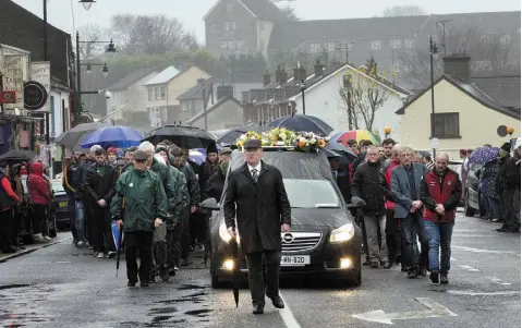  ?? Photo: Tony Gavin ?? TOWN TRIBUTE: Stephen Marron’s funeral cortege passes through Castleblay­ney yesterday.