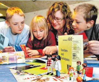  ?? FOTO: THOMAS SIEDLER ?? Viele Kommunen – wie hier in Aalen – und auch das Land unterstütz­en Familien finanziell, wenn sie den Familienpa­ss haben. In Spaichinge­n kann der neue ab heute, Montag im Bürgerbüro beantragt werden.