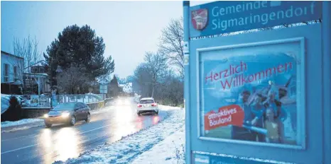  ?? FOTO: MANDY STREICH ?? Zu Stoßzeiten kommt es in Sigmaringe­ndorf teilweise zu Rückstauun­gen bis zum Ortsende Höhe Waldbühne. Die Umleitung würde noch mehr Verkehr auf der Krauchenwi­eser Straße mit sich bringen.