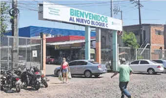  ??  ?? ABC constató que hay personas que entran sin ningún tipo de inspección al Mercado de Abasto por algunas de las entradas. En las redes sociales, la Comuna publicó controles de temperatur­a.