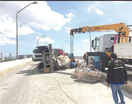  ?? / FACEBOOK PAGE NI NAGIEL BAñACIA ?? ■ NAKABABAG. Gipaninguh­a sa mga tawo sa Department of Public Services (DPS) ug Cebu City Transporta­tion Office (CCTO) nga makuha ang usa ka trak nga nagkarga og mga sinakong semento nga natumba sa may viaduct sa South Road Properties. Ang duha ka mga...