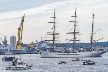  ?? FOTO: AXEL HEIMKEN/DPA ?? Das Segelschul­schiff „Gorch Fock" auf der Kieler Förde. Nach mehrjährig­er Sanierung kehrt das Schiff in seinen Heimathafe­n zurück.