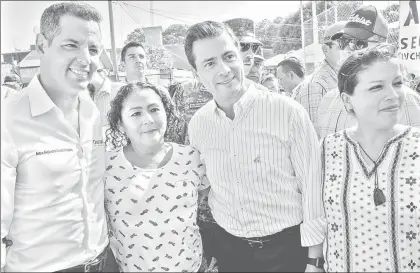  ?? Foto Presidenci­a ?? El presidente Enrique Peña Nieto y el gobernador de Oaxaca, Alejandro Murat, ayer en Juchitán