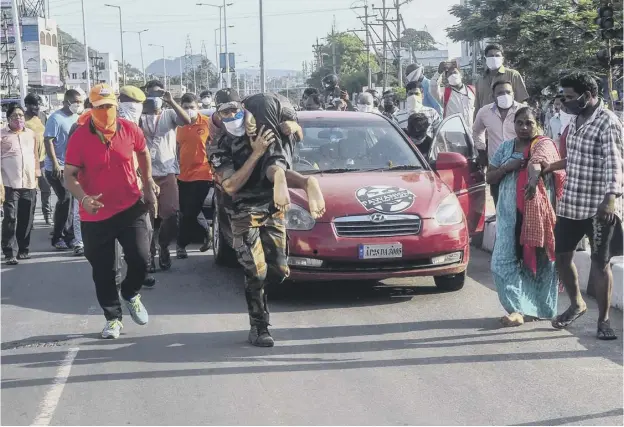  ??  ?? 0 Rescuers evacuate people following a pre-dawn gas leak at an LG Polymers plant in which 11 people were killed and hundreds hospitalis­ed in eastern India