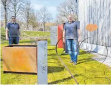  ?? FOTO: JULIA FREYDA ?? Thomas (links) und Andreas Claßen fertigen im Nebenerwer­b Dekoration und Nutzgegens­tände für den Garten.