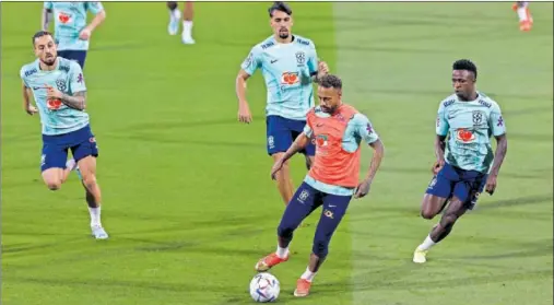  ?? ?? Neymar controla el balón ante la presión de algunos compañeros como Vinicius, durante un entrenamie­nto.