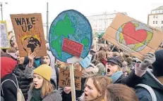  ?? FOTO: DPA ?? In vielen deutschen Städten gehen Schüler für den Klimaschut­z auf die Straße. Hier demonstrie­ren sie vor dem Hamburger Rathaus.