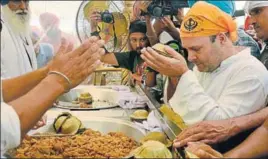  ?? SAMEER SEHGAL/HT ?? Congress vicepresid­ent Rahul Gandhi offering ‘parsad’ at the Golden Temple on Saturday. His lowkey private visit to Amritsar took everyone by surprise.