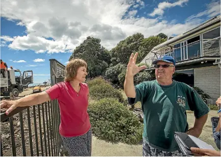  ?? LUZ ZUNIGA/ NELSON MAIL ?? Chris and Andrea Cowles describe how the water surged past their property with force on Thursday.