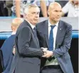  ?? FOTO: AFP ?? Carlo Ancelotti (li.) und sein früherer Schüler Zinedine Zidane.