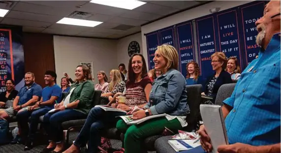  ?? Photos by Pu Ying Huang / Contributo­r ?? Julie Tyson and Pamela Post laugh during a CB&A Realtor training in the office in early October.