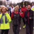  ?? FOTO ATV ?? Sofie Goos geeft samen met 80 sportievel­ingen op Linkeroeve­r de aftrap van de voorbereid­ingen op de Antwerp Ten Miles.