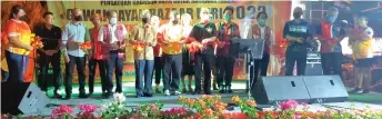  ?? ?? Gerawat (sixth right), David (seventh right) and other invited guests cut a ribbon to symbolical­ly launch the Gawai Dayak Bazaar (GDB) 2022 in Permyjaya on Saturday night.