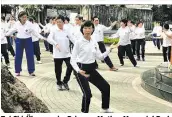  ??  ?? Tai Chi-Übungen im Princess Mother Memorial Park; Blick auf die Restaurant-Terasse und Skyline am Fluss; schräge Stardesign­erware im Siam Einkaufsze­ntrum; Blick aus einem Zimmer im 27. Stockwerk