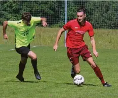  ?? Foto: Reinhold Rummel ?? Neuer Spielführe­r beim Kreisliga-Neuling TSV Dasing ist Fabian Schmid (rechts). Das Team startet auswärts in die Saison.