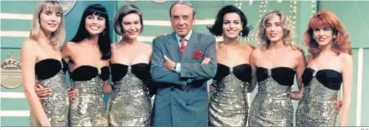  ?? RTVE ?? Joaquín Prat en 1989 en el plató de ‘El precio justo’, acompañado de sus azafatas. A su izquierda, la modelo Eva Pedraza, Miss España, en su debut televisivo.