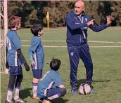  ??  ?? Da sinistra, Ruggero Radice, allenatore federale, con il pubblico; il direttore del museo Fino Fini; Antonio Galasso in campo con i bambini GETTY