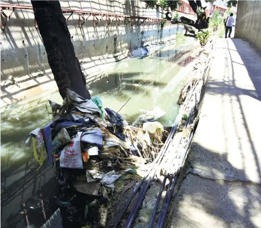  ?? (SUNSTAR FOTO/ALLAN CUIZON) ?? ORDINANCE. Plastic items cling to the edge of the Mahiga Creek every time it floods after heavy rains. The Mandaue City Government announced that starting tomorrow, it will be fully implementi­ng the anti-plastic ordinance.