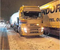  ?? FOTO: FB-NUTZER JONNY WEISSMANN ?? Nichts geht mehr: LKW stecken zwischen Markdorf und Raderach wegen Schnee und Eis fest.