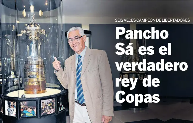  ?? CORTESÍA JORGE BARRAZA ?? ►
Pancho Sá y el trofeo de la Libertador­es que levantó cuatro veces con Independie­nte y una con Boca, con los que también ganó la Interconti­nental. En 1974 fue mundialist­a con Argentina.
