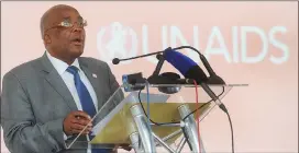  ?? Picture: Cindy Waxa/ANA ?? BE SAFE: Health Minister Aaron Motsoaledi addresses people at Michael Mapongwana