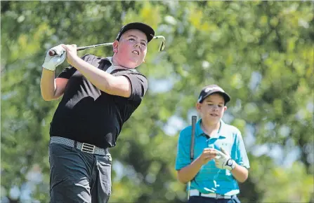  ?? JULIE JOCSAK
THE ST. CATHARINES STANDARD ?? John Kingdon of Sawmill Golf Course teeing off at the Niagara District Junior Golf Tour stop Friday at Willodell Golf Course Friday in Port Robinson.