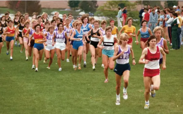  ??  ?? ABOVE Silvia Ruegger leading at the start of an undated
OUA championsh­ip in Guelph (followed by Sandra Anscheutz, left, and Jill Purola, right)