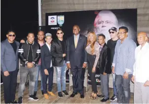  ?? LISTÍN DIARIO ?? Encuentro. El alcalde del Ayuntamien­to de Santo Domingo Este, Alfredo Martínez, junto a los artistas que participar­án en el homenaje Johnny Pacheco.