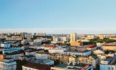  ??  ?? Das ist die russische Stadt Murmansk. Im Sommer geht die Sonne dort einige Zeit nicht unter – und im Winter nicht auf. Hier erfährst du mehr darüber.