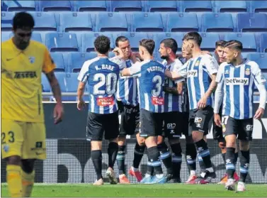  ??  ?? Los jugadores del Espanyol felicitan a Raúl de Tomás tras marcar el 3-0 contra el Málaga.