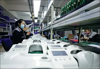  ?? XINHUA ?? Employees work on the production line of a ventilator manufactur­ing company in Shenyang, capital of Liaoning province.