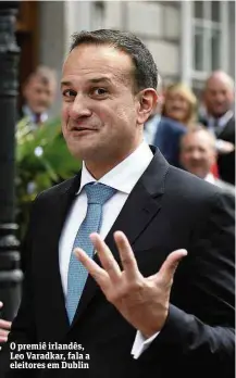  ?? Clodagh Kilcoyne - 14.jun.2017/Reuters ?? O premiê irlandês, Leo Varadkar, fala a eleitores em Dublin