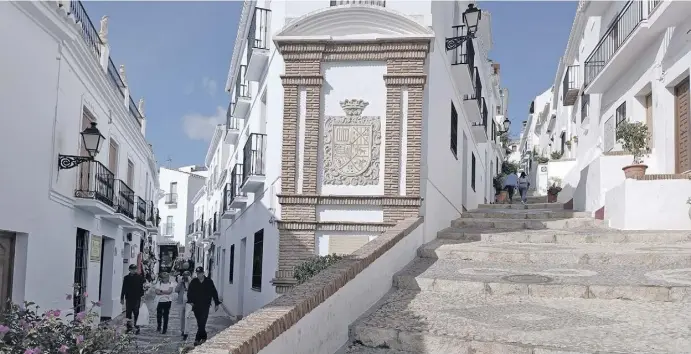  ?? Fotos: Encarna Albiol/José Nieto ?? Die wahrschein­lich meistfotog­rafierte Ecke in Frigiliana ist die Kreuzung der Calle Real mit der Calle Hernando El Darro.