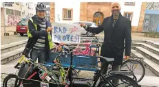  ?? FOTO: DIETMAR KLOSTERMAN­N ?? Sie tragen das Banner des „Radprotest­s 2018“von Saarbrücke­n auf Land: Harald Kreutzer (l.) und Volker Wieland.