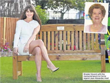  ??  ?? Brooke Vincent with the memorial bench to Corrie legend Jean Alexander, inset