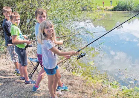  ?? FOTO: OLAF E. JAHNKE ?? Petri heil: Die Nachwuchsa­ngler versuchen ihr Glück und angeln den ein oder anderen Fisch.