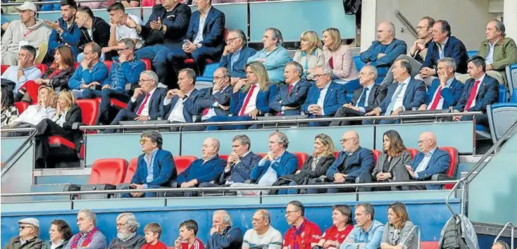  ?? ?? La directiva de Osasuna, todavía con Juanma Garro integrado en la misma, y el director general del club, Fran Canal, compartien­do el palco de El Sadar con Florentino Pérez.